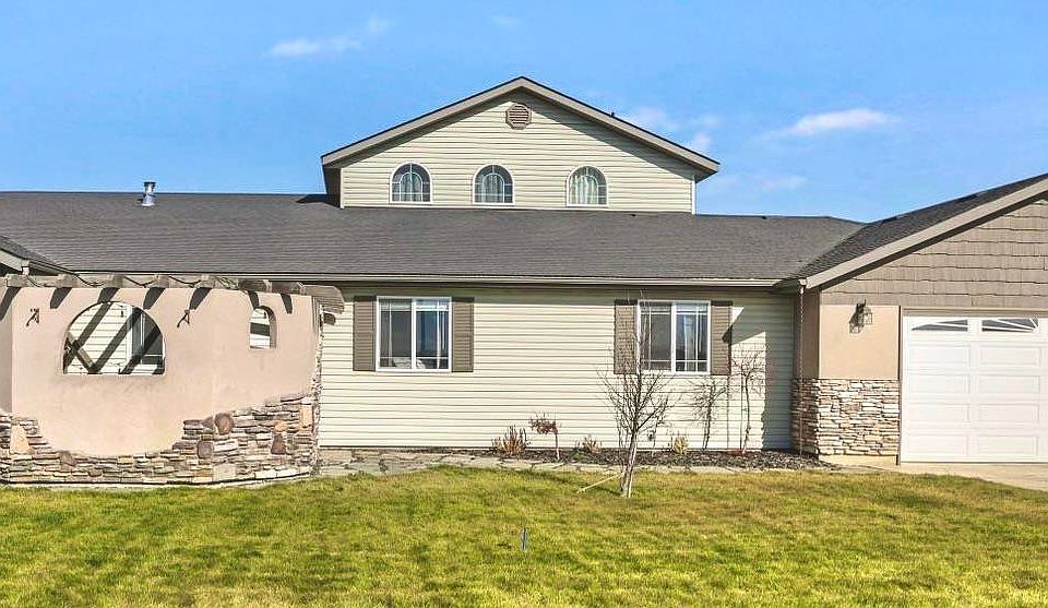 1st image of 560 Riverview Dr