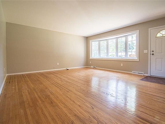 3rd image of 172 Sherwood Dr