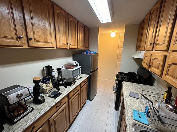 Gas oven kitchen, large fridge and lots of space. Sink with food dispenser.