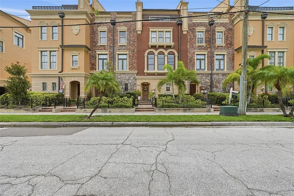 3 bed, 2.5 bath, 2155 sqft, $5,000 — Photo 1