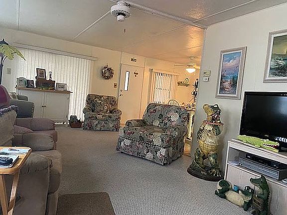 3rd image of 14 Islandia Ln
