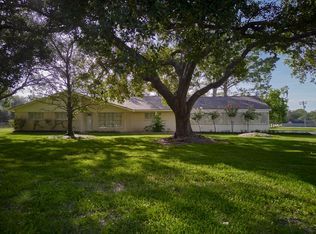 902 Clover Ridge Ave, Friendswood, TX 77546