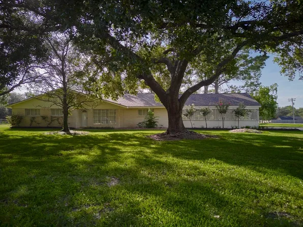 902 Clover Ridge Ave, Friendswood, TX 77546