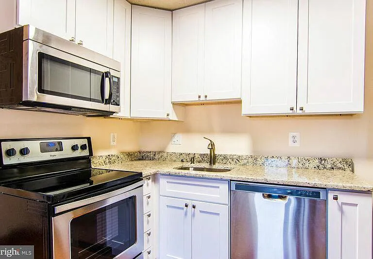 1700 Roberts St #7 — Photo 2