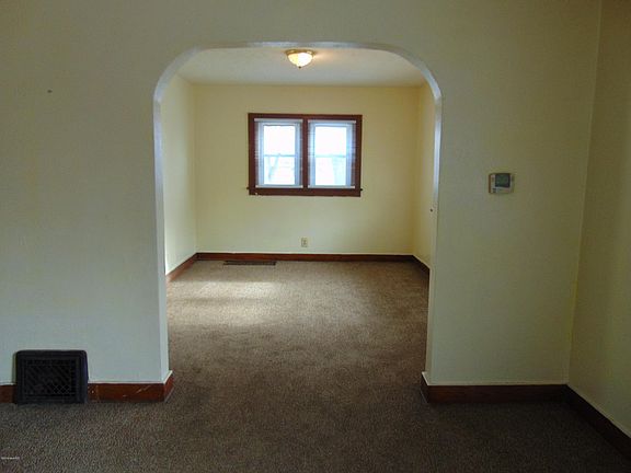 4th image of 219 Grenville St