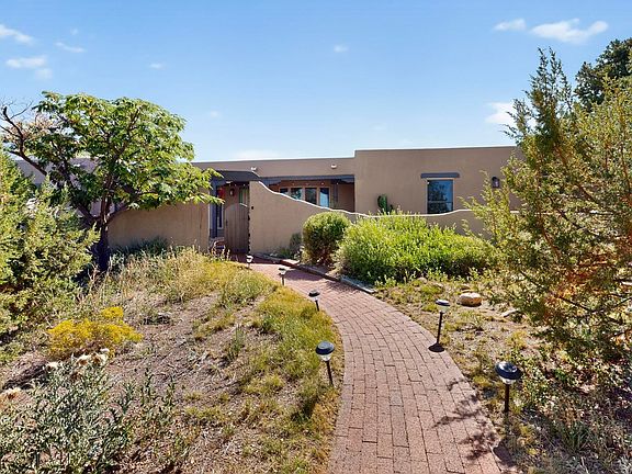 4th image of 997 Lynx Loop NE