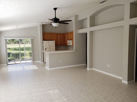 3rd image of 3219 Banyan Hill Ln