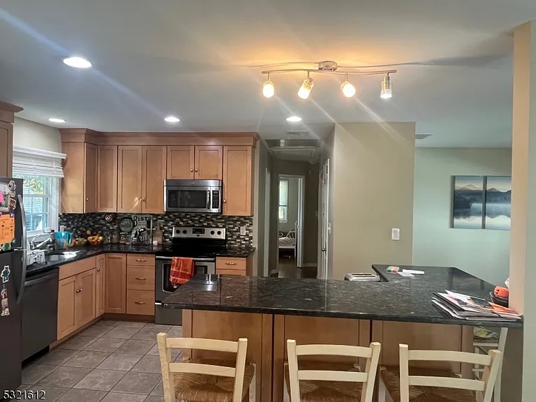 65 Wetmore Ave — Photo 12