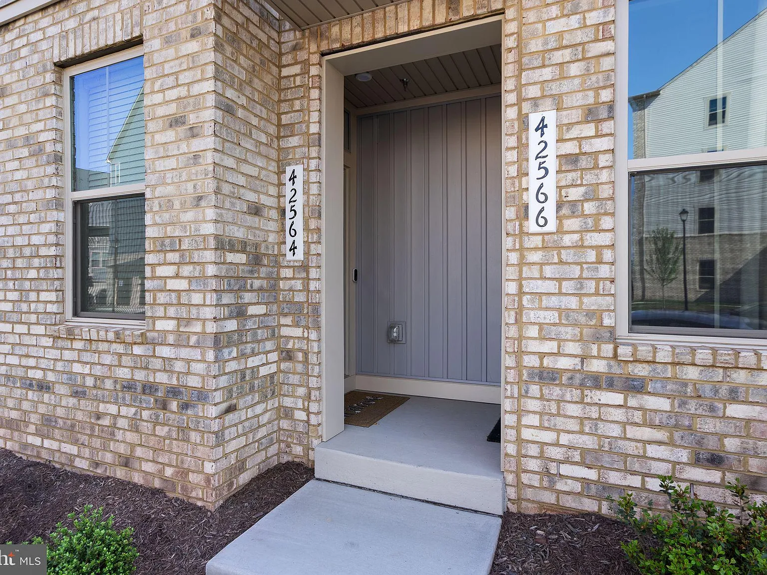 3 bed, 2.5 bath, 2152 sqft, $3,350 — Photo 2