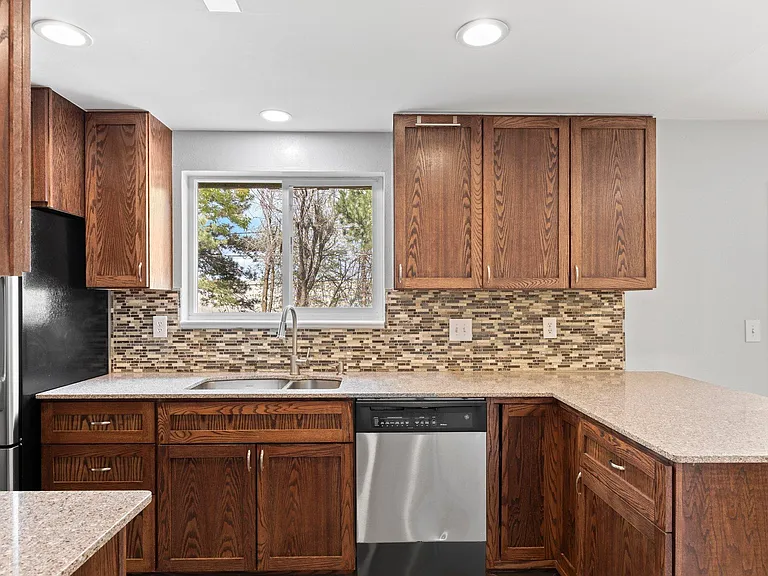 3570 S Hillcrest Dr — Photo 9