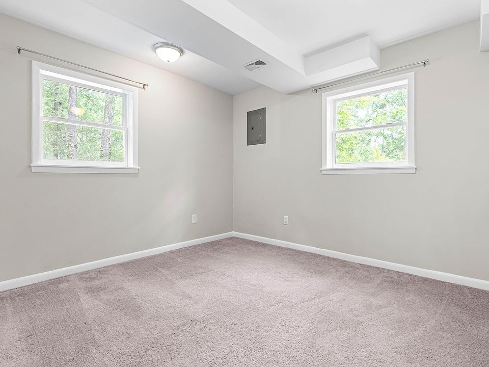 1st image of 102 Emerald Cir
