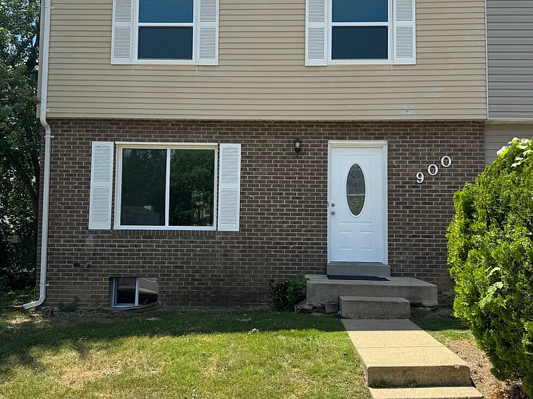 900 Nadine Ct — Photo 1