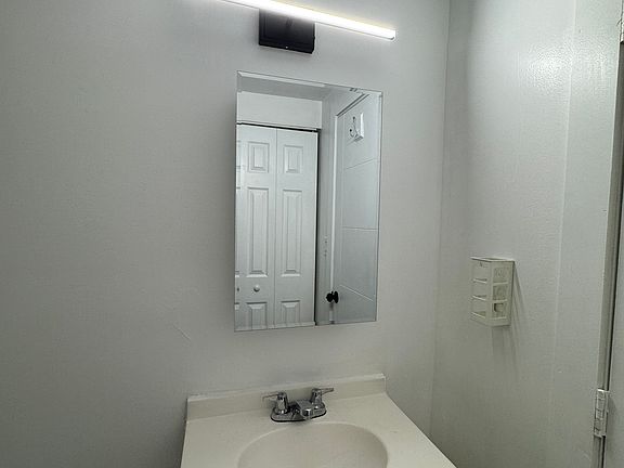 5th image of 4170 NE 15th Ave #2