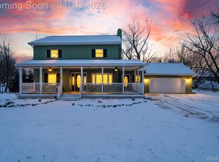 10086 Oakhill Rd, Holly, MI 48442