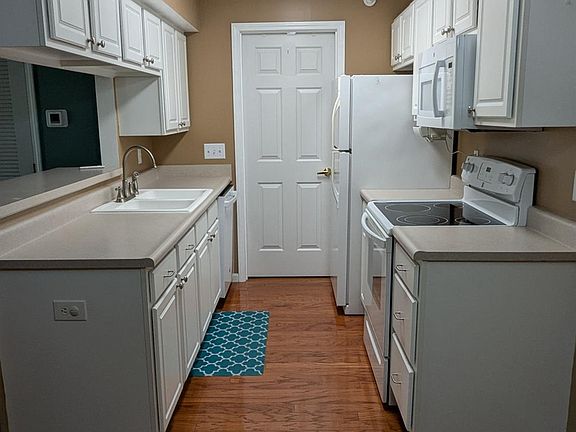 4th image of 3326 Emerald Lakes Dr Unit 2C