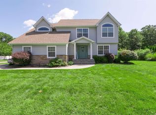17 Terryann Ct, East Moriches, NY 11940