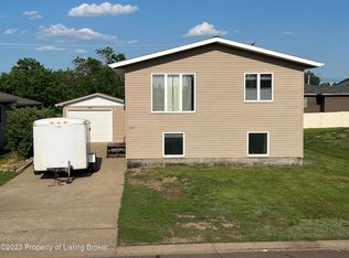 587 2nd Ave SW, Dickinson, ND 58601