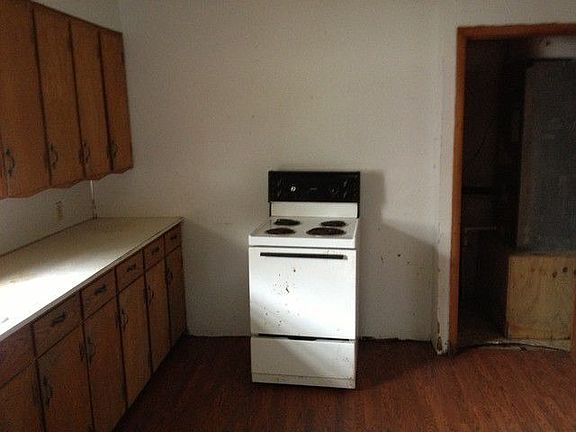 4th image of 102 W Paul St