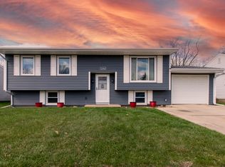 1316 Dogwood Ln, Bloomington, IL