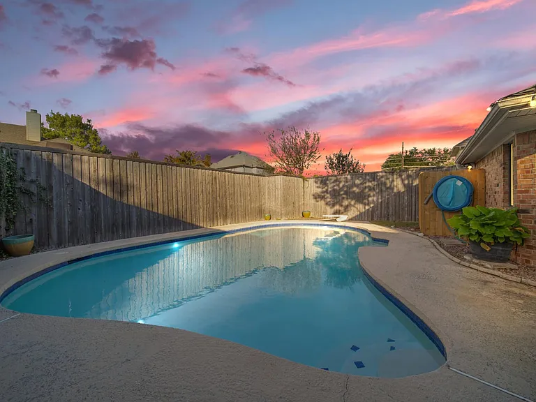 1507 Broadmoor Dr — Photo 1
