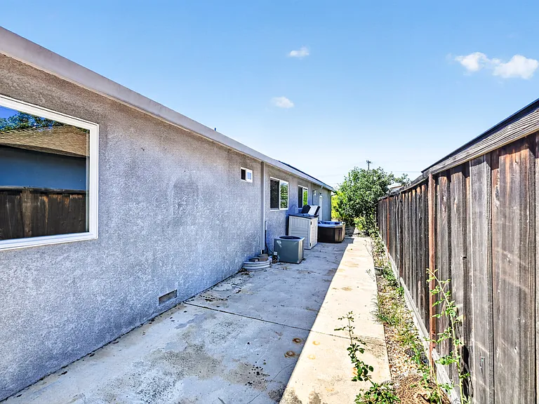 488 Jensen St — Photo 33