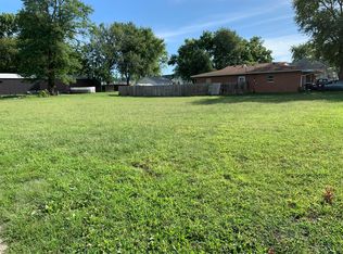 803 E Woodlawn St, Clinton, IL 61727