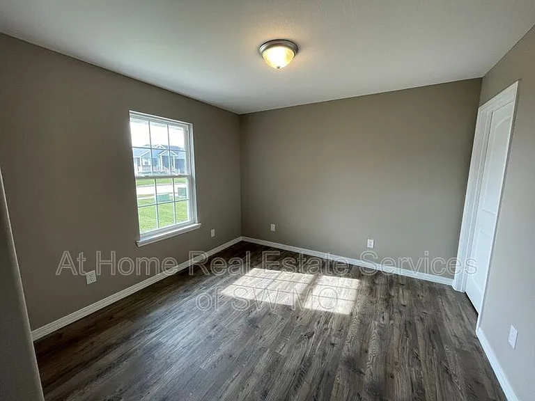 327 Forest Hollow St — Photo 14