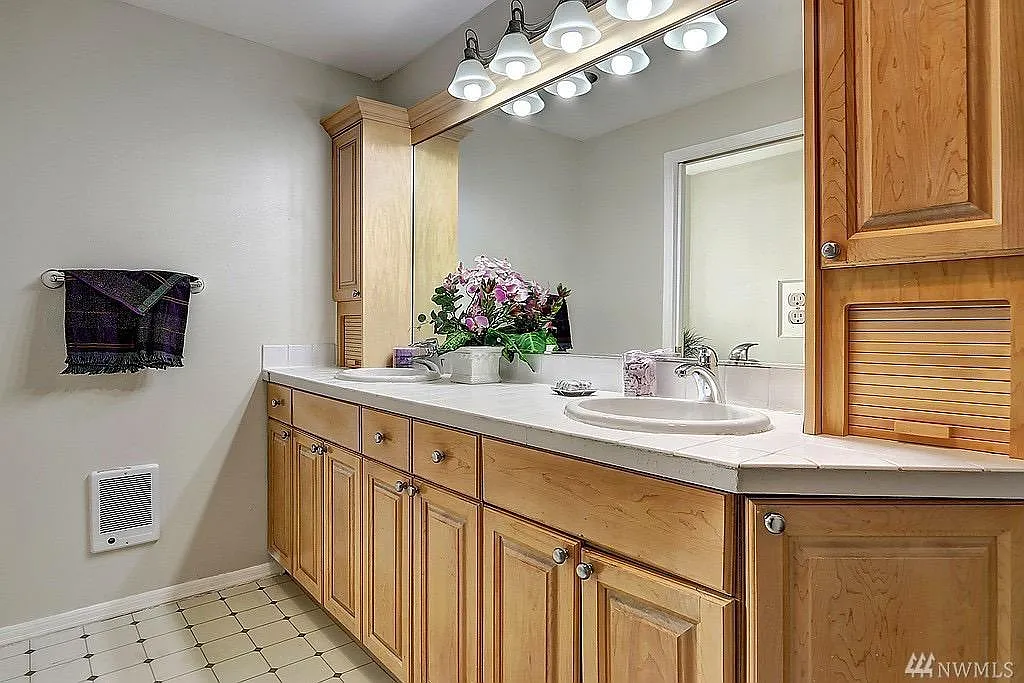 5 bed, 2710 sqft, $4,499 — Photo 4