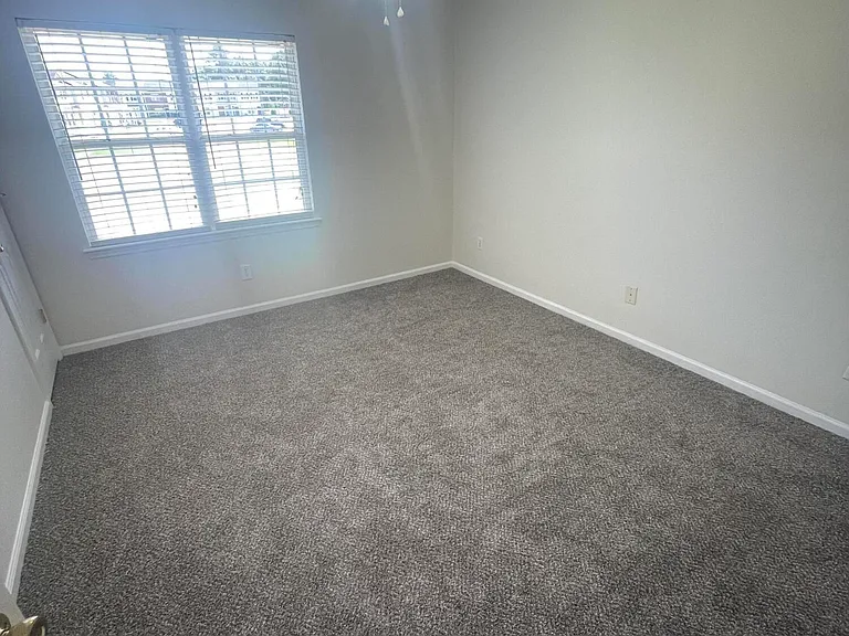 300 Pinegrove Ct — Photo 2