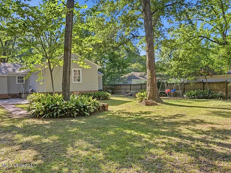 4047 Robin Dr — Photo 6