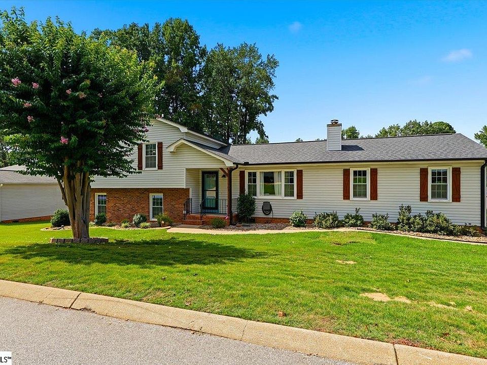 1st image of 302 Waterbury Ct