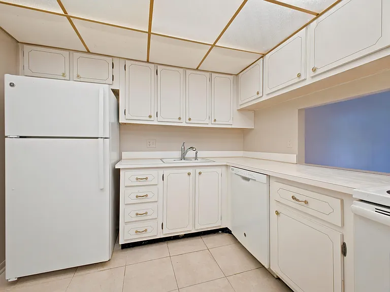 500 Executive Center Dr #2M — Photo 6