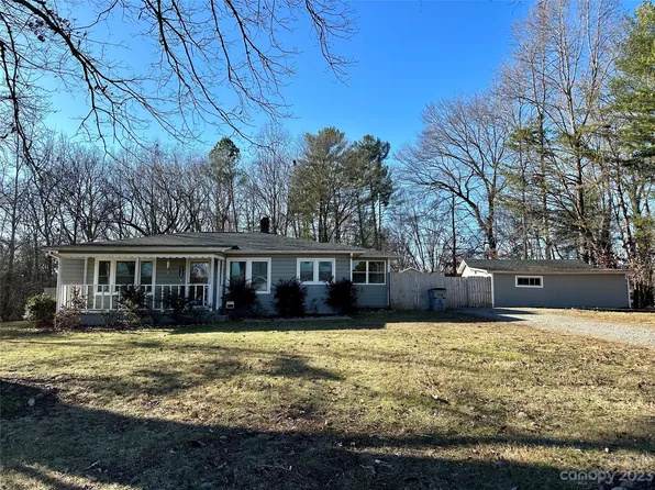 2736 Fairwood Dr, Hudson, NC 28638