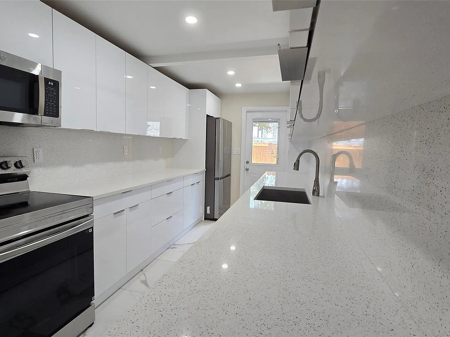 3 bed, 3.0 bath, 1634 sqft, $2,700 — Photo 4