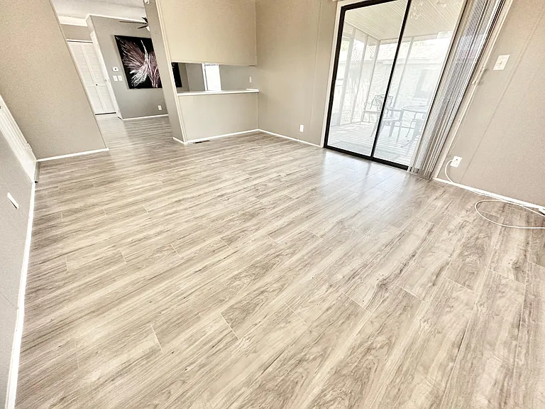 Large Living Room (Spectrum Cable in place, just activate your account)