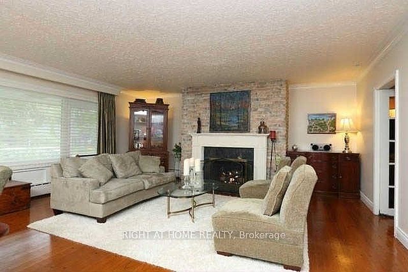Ajax House for rent - 4 Bedrooms — photo 2