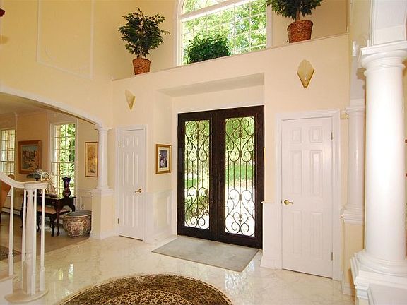 Stunning entrance foyer