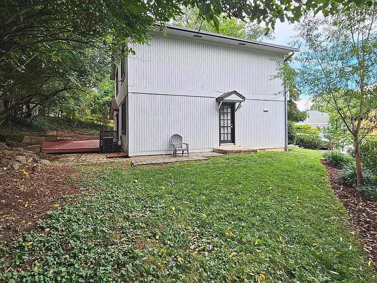 1108 N Rockingham St — Photo 32