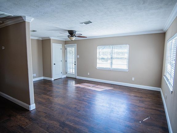 3rd image of 875 Vivian St