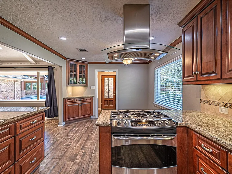 17615 Swansbury Dr — Photo 25