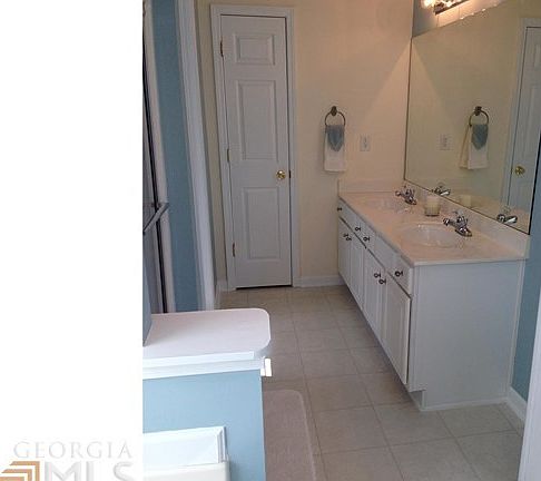 5th image of 860 Charles Hall Dr