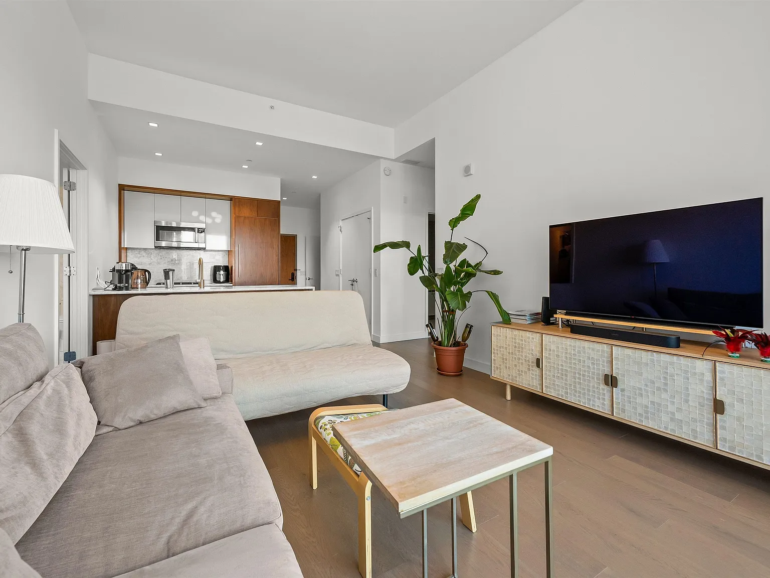 2 bed, 2.0 bath, 1118 sqft, $5,980 — Photo 4