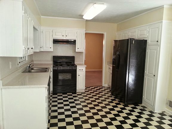 5th image of 125 Marilyn Dr E