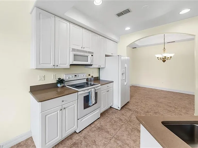 6031 Jonathans Bay Cir #401 — Photo 8