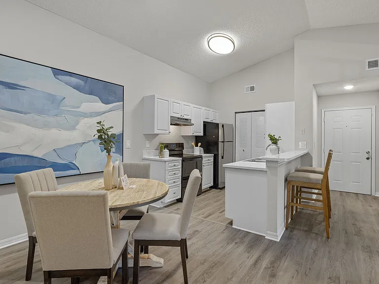 Oasis Naples Apartments — Photo 28