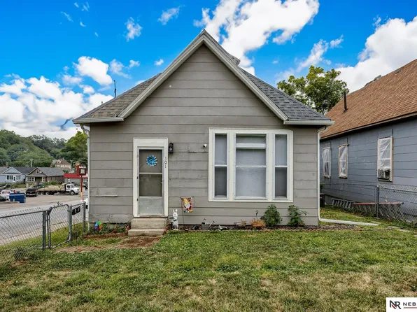 101 Stanford Cir, Omaha, NE 68108