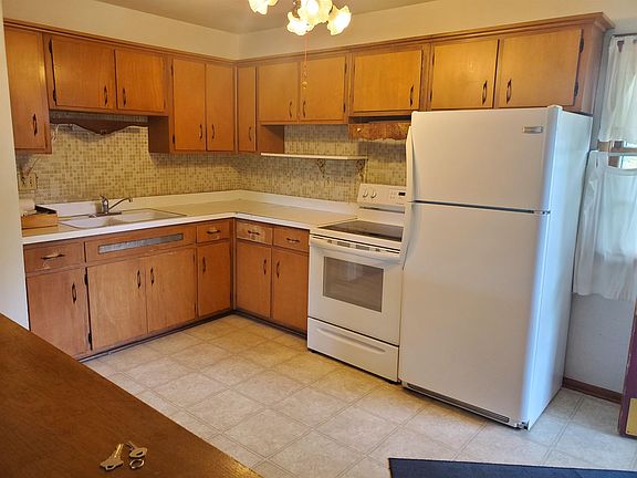4th image of 3345 N Winnebago St