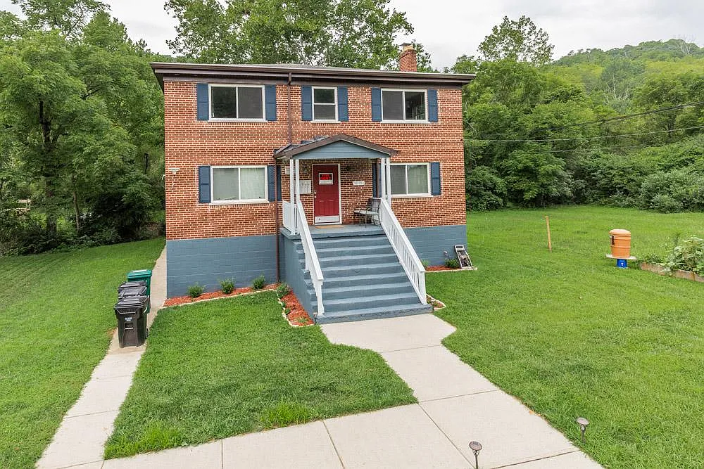 4715 Kirby Ave — Photo 2