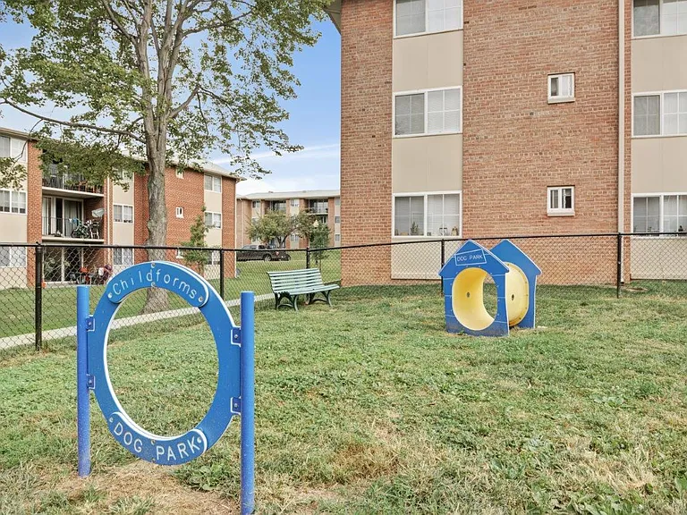 Willow Run at Mark Center Apartment Homes — Photo 22