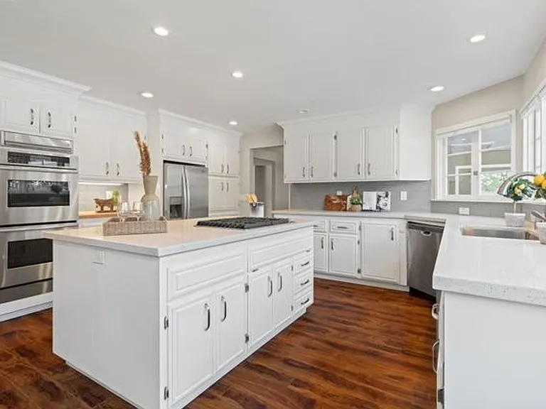 1261 Davis Ave — Photo 8